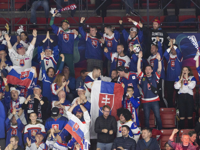 Na snímke slovenskí fanúšikovia sa tešia po strelení gólu