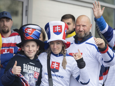 Slovenskí hokejoví fanúšikovia pred hokejovou halou Ice Hall pred úvodným zápasom slovenskej hokejovej reprezentácie Francúzsko - Slovensko v základnej A - skupine na 85. majstrovstvách sveta v ľadovom hokeji v Helsinkách
