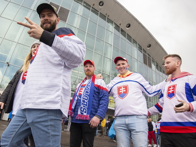 Slovenskí hokejoví fanúšikovia pred hokejovou halou Ice Hall pred úvodným zápasom slovenskej hokejovej reprezentácie Francúzsko - Slovensko v základnej A - skupine na 85. majstrovstvách sveta v ľadovom hokeji v Helsinkách