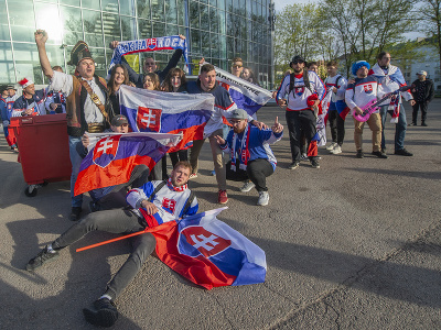 Na snímke slovenskí hokejoví fanúšikovia
