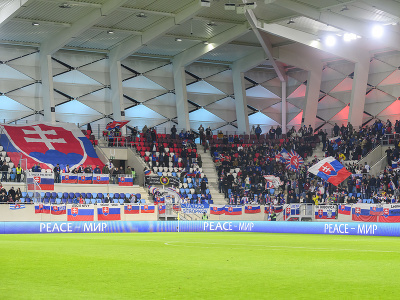 Na snímke slovenskí fanúšikovia počas zápasu kvalifikácie