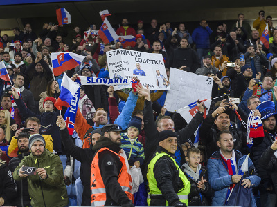 Na snímke fanúšikovia oslavujú postup na ME 2024 po zápase J-skupiny 9. kola kvalifikácie ME 2024 vo futbale Slovensko - Island
