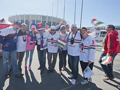 Na snímke slovenskí a maďarskí fanúšikovia pred zápasom základnej B- skupiny Majstrovstiev sveta v ľadovom hokeji medzi Slovenskom a Maďarskom