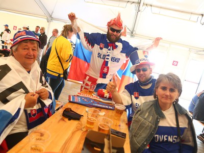 Slovenskí fanúšikovia pred zápasom so Švajčiarskom