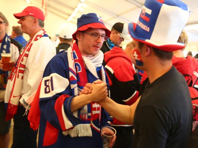 Slovenskí fanúšikovia pred zápasom so Švajčiarskom