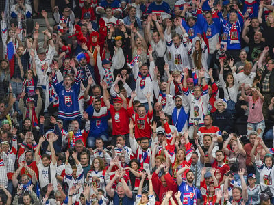 Na snímke slovenskí a českí fanúšikovia povzbudzujú počas štvrťfinálového zápasu Kanada - Slovensko na 87. majstrovstvách sveta v ľadovom hokeji v Prahe
