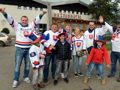 Na snímke fanúšikovia Slovenska prichádzajúci na zápas s Kanadou