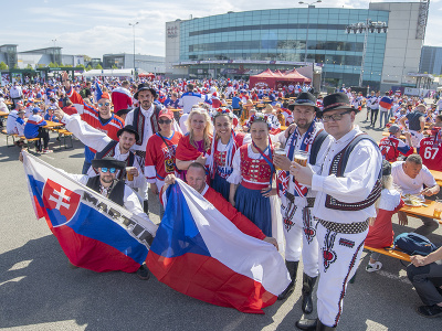 Na snímke slovenskí a českí fanúšikovia pózujú pred Riga Arénou pred zápasom základnej B-skupiny Slovensko - Česko na 86. majstrovstvách sveta v ľadovom hokeji v lotyšskej Rige