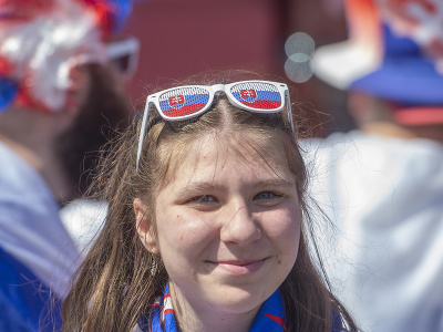 Na snímke slovenská fanúšička sa usmieva pred derby zápasom základnej B-skupiny Slovensko - Česko na 86. majstrovstvách sveta v ľadovom hokeji v lotyšskej Rige