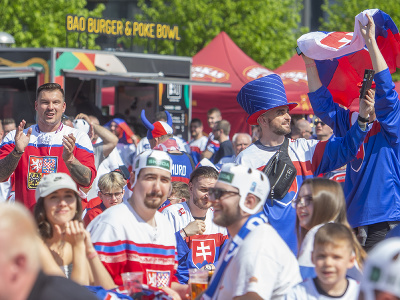 Na snímke slovenskí fanúšikovia pózujú pred Riga Arénou pred zápasom základnej B-skupiny Slovensko - Česko na 86. majstrovstvách sveta v ľadovom hokeji v lotyšskej Rige v piatok 12. mája 2023. 