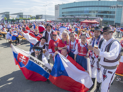 Na snímke slovenskí a českí fanúšikovia pózujú pred Riga Arénou
