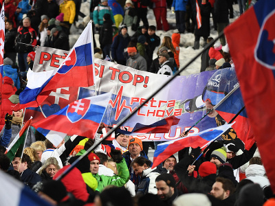 Na snímke slovenskí fanúšikovia povzbudzujú počas 2. kola nočného slalomu Svetového pohára žien v rakúskom Flachau