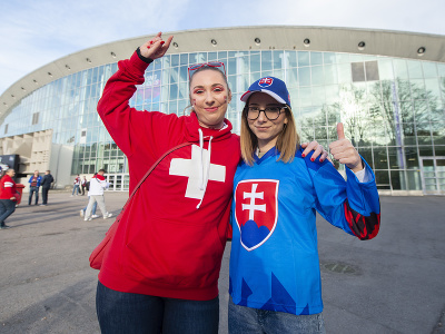 Na snímke zľava fanúšičky Švajčiarska a Slovenska pózujú
