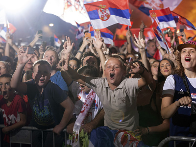 Srbskí fanúšikovia oslavujú na