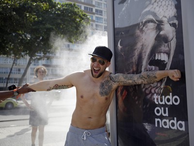 Adidas stiahol billboard so Suárezom, pri ktorom sa fotili fanúšikovia