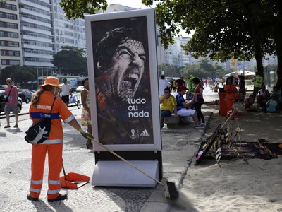 Adidas stiahol billboard so Suárezom, pri ktorom sa fotili fanúšikovia