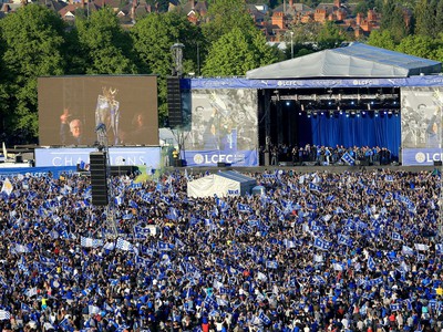 Hráči Leicesteru oslavovali v uliciach s 240 000 fanúšikmi