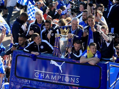 Hráči Leicesteru oslavovali v uliciach s 240 000 fanúšikmi