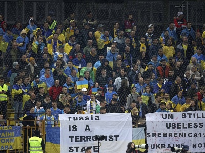 Ukrajinskí fanúšikovia počas zápasu