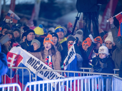 Diváci počas verejného žrebu poradia štartu obrovského slalomu žien v rámci Svetového pohára v alpskom lyžovaní v Jasnej