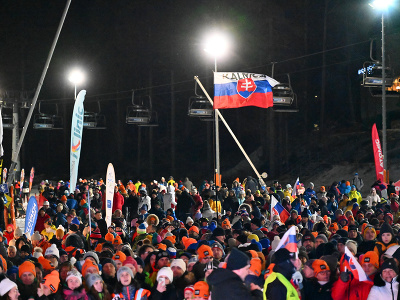 Atmosféra počas verejného žrebovania čísel na preteky obrovského slalomu žien v rámci Svetového pohára v alpskom lyžovaní v lyžiarskom stredisku Jasná