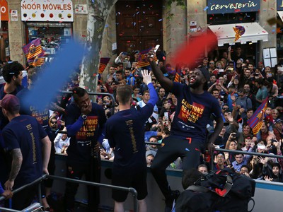Futbalisti Barcelony slávili triumfálnou jazdou mestom zisk double