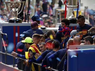 Futbalisti Barcelony slávili triumfálnou jazdou mestom zisk double