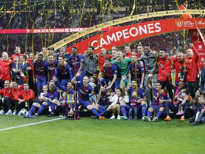 Andrés Iniesta (v strede) so spoluhráčmi oslavuje zisk pohárovej trofeje