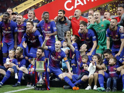 Andrés Iniesta (v strede) so spoluhráčmi oslavuje zisk pohárovej trofeje