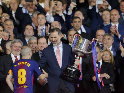 Andrés Iniesta preberá pohárovú trofej z rúk španielskeho kráľa Felipeho