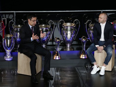 Lúčiaci sa Andrés Iniesta a prezident FC Barcelona Josep Maria Bartomeu