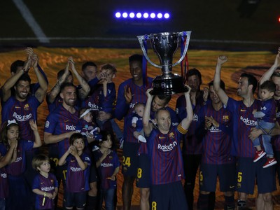 Andrés Iniesta s trofejou 