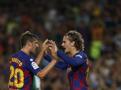 Antoine Griezmann a Sergi Roberto oslavujú gól Barcelony