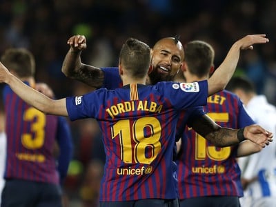 Jordi Alba a Arturo Vidal oslavujú gól