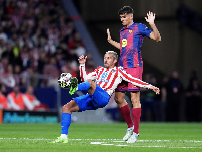 Hráč Atlético Madrid Antoine Griezmann (vľavo) v súboji s Gerardom Martinom z  Barcelony
