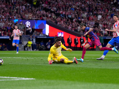  Hráč Barcelony Lamine Yamal(uprostred) strieľa úvodný gól do siete Juana Mussa z Atlética Madrid