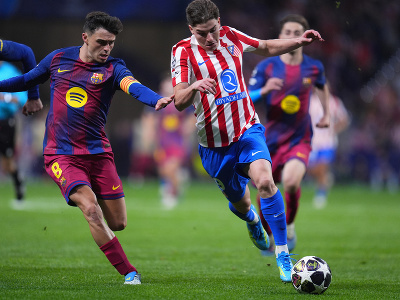 Hráč Atlética Madrid Julian Alvarez (vpravo) s loptou v súboji s Pedrim (vľavo)