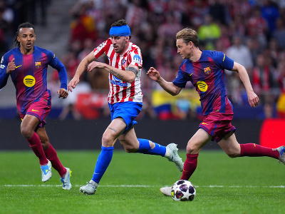 Frenkie de Jong z Barcelony (vpravo) vedie loptu proti Matteovi Ruggerimu (v strede) a vľavo Jules Kounde v drese Barcelony