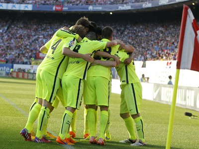 Hráči Barcelony oslavujú gól Lionela Messiho