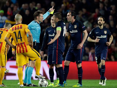 Rozhodca Felix Brych udeľuje Torresovi červenú kartu a futbalisti Atlética protestujú