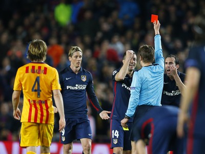 Rozhodca Felix Brych udeľuje Torresovi červenú kartu a futbalisti Atlética protestujú