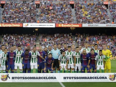 Hráči FC Barcelona a Betis Sevilla pred začiatkom zápasu