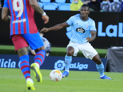 Joseph Aidoo vyváźa loptu