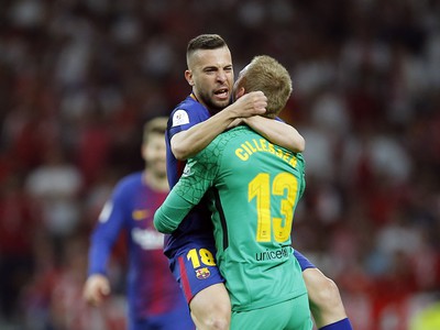 Jordi Alba a Jasper Cillessen oslavujú gól Barcelony
