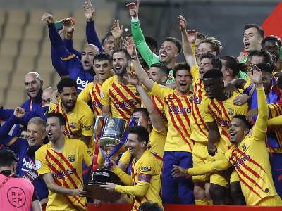 Futbalisti FC Barcelona oslavujú
