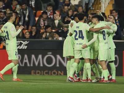 Hráči FC Barcelona oslavujú gól do siete Valencie