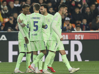 Hráči FC Barcelona oslavujú gól do siete Valencie