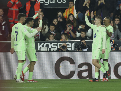 Hráči FC Barcelona oslavujú gól do siete Valencie
