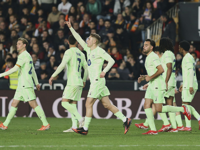 Hráči FC Barcelona oslavujú gól do siete Valencie