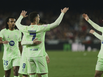 Hráči FC Barcelona oslavujú gól do siete Valencie
